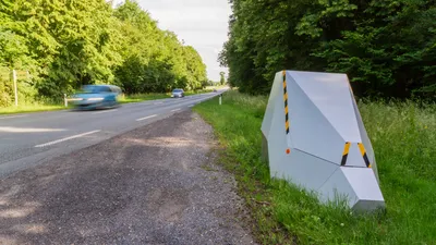 Deze flitspaal deelt nooit boetes uit, maar automobilisten trappen tóch op de rem