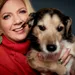 Loretta Schrijver in rode trui met hondje Zorra
