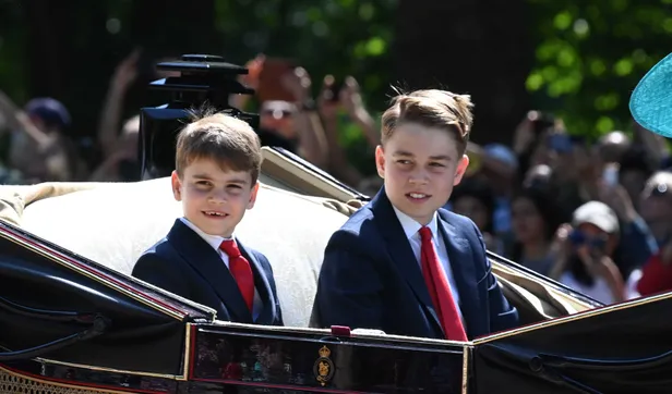 Prins Louis en grote broer prins George in een rijtuig bij Trooping the Colour 2025.