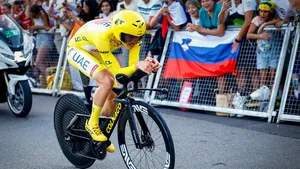 pogacar in tour met vlag slovenië