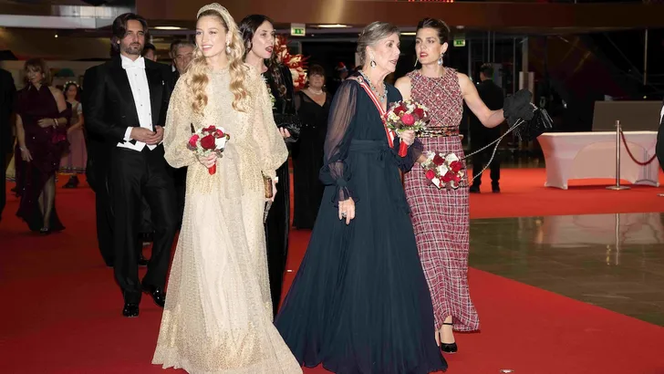 Vier schoondochters van prinses Caroline. Foto van prinses Caroline met schoondochters Beatrice Borromeo en Tatiana Santo Domingo en dochter Charlotte Casiraghi.