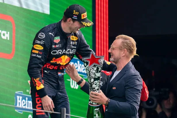 Prins Bernhard overhandigt trofee aan Max Verstappen na afloop van Formule 1 Dutch GP in september 2022.