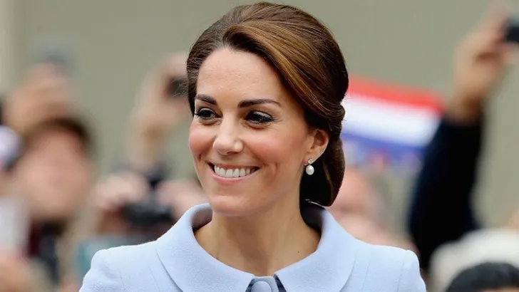 Hertogin Kate neemt 'gewoon' een lijnvlucht naar huis