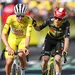 tadej pogacar en jonas vingegaard komen samen over de finish van een etappe in de tour de france 2025