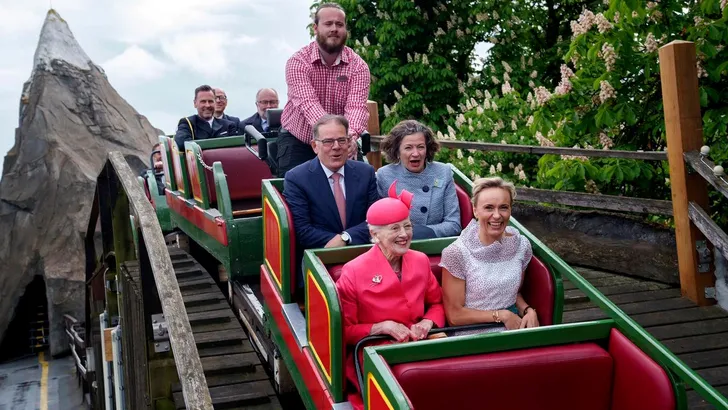 Koningin Margrethe (82) viert jubileum in achtbaan