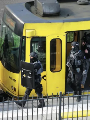 Een team van commando’s doorzoekt de tram waarin Gökmen T. vier mensen vermoordde