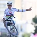 mathieu van der poel komt met een wheelie winnend over de streep in de wereldbeker veldrijden van benidorm