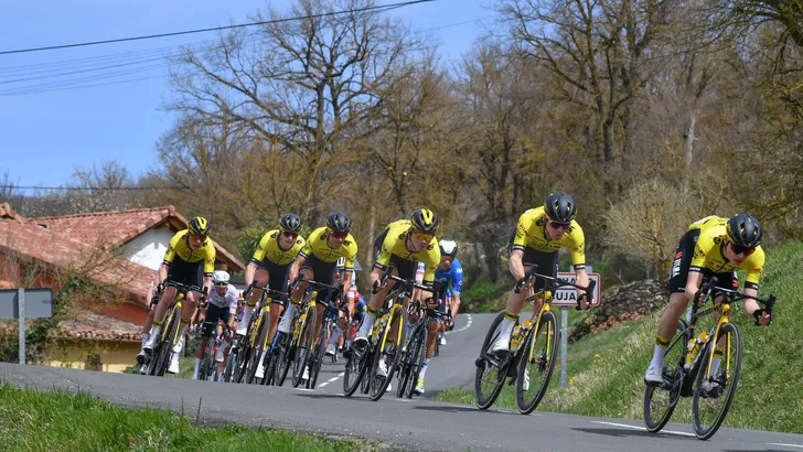 Visma op kop van het peloton