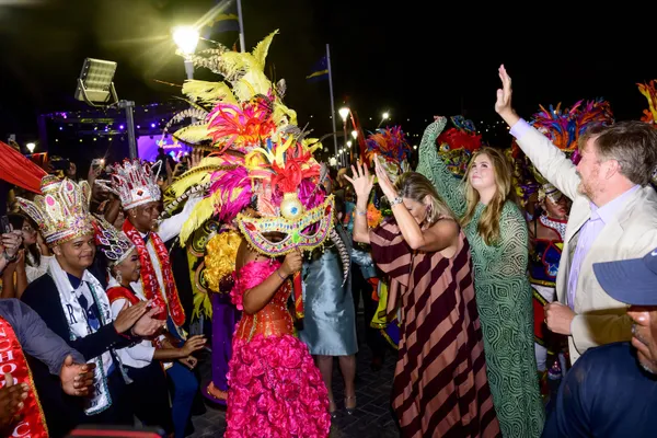 Lekker luchtig: Máxima en Amalia gingen voor comfort tijdens het carnaval op Curaçao!