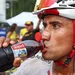 Jonathan Narvaez drinkt na de finish een flesje donkerrood kersensap in de buurt van de ploegbus.