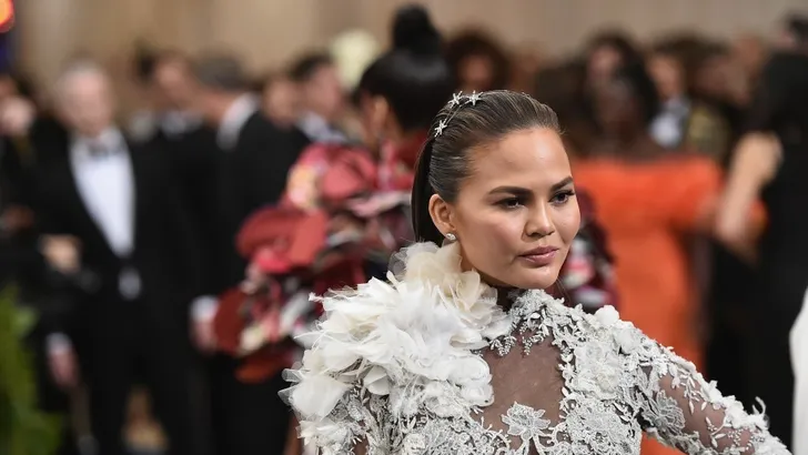 Chrissy Teigen onthult álles over haar cosmetische ingrepen