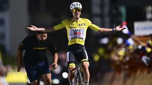 Even was er hoop bij de concurrentie dat Tadej Pogacar ziekjes was, maar dat bleek op Alpe d'Huez geenszins het geval. Hij dook ver onder de toptijd van Marco Pantani uit het verleden.
