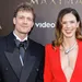 Martijn Lakemeier in zwart en Delfina Chaves in rood tijdens premiere Maxima