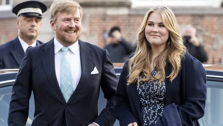 Prinses van Oranje wordt binnengeleid in Raad van State