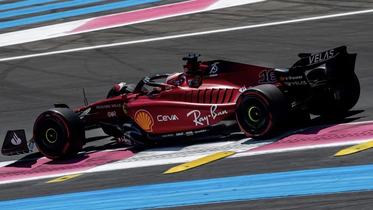 Carlos Sainz sleept Charles Leclerc naar pole in Frankrijk
