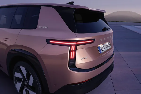 Aan de achterkant oogt de Peaq breed, strak en vooral groot. De lichtbalk en forse koets benadrukken dat dit Škoda’s nieuwe elektrische familievlaggenschip moet worden.