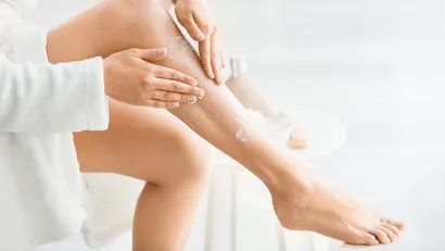 Rode bultjes op benen of armen? Zo pak je strawberry skin eenvoudig aan