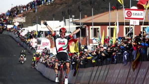 Rit gemist: Jan Polanc en Bob Jungels vieren feest op Etna