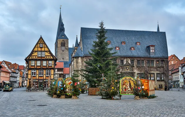 Wandel door Quedlinburg en je loopt letterlijk 600 jaar geschiedenis in. Scheve huizen, felle kleuren en een charme die je niet kunt faken.