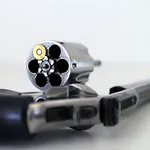 Groep criminelen spelen Russisch roulette met slachtoffer