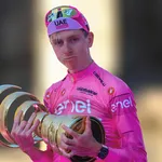 tadej pogacar houdt de giro-trofee vast