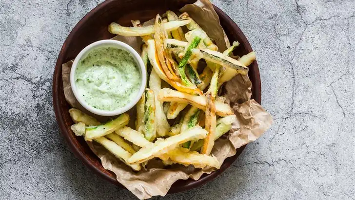 Zo maak je met courgette het lekkerste (en gezondste) friet-alternatief dat je óóit hebt geproefd