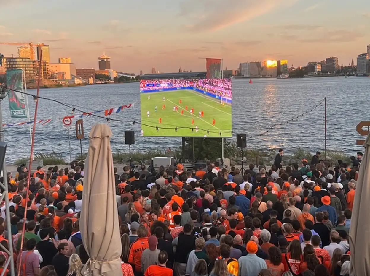 Kijk voetbal op een groot scherm bij Pllek
