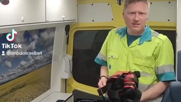 Zien: Populaire vloggende ambulancebroeder moet verplicht stoppen