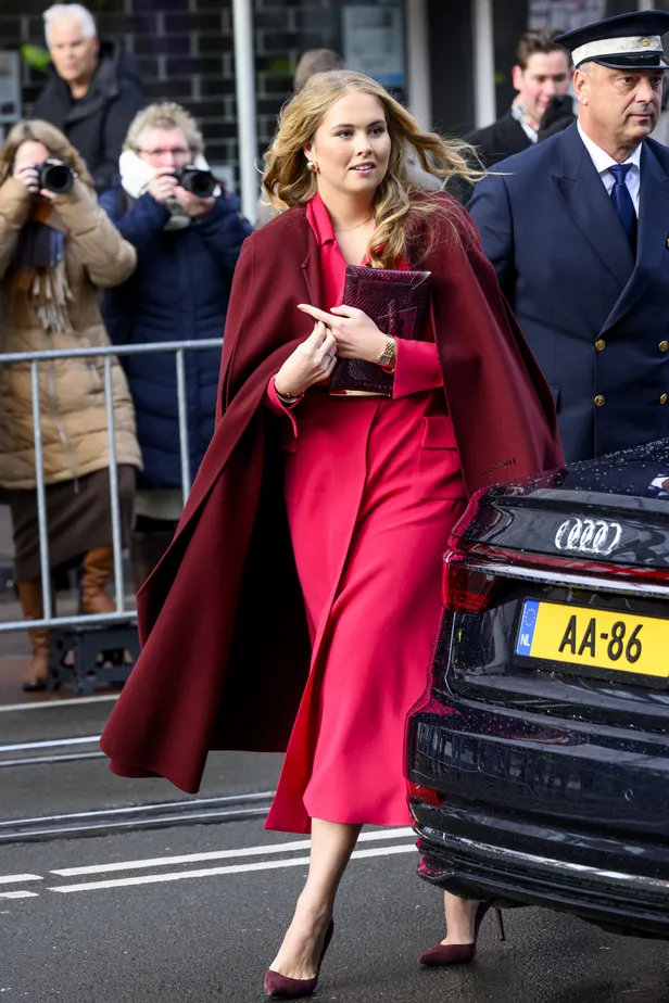 Amalia in Máxima's mooie rode look bij de Grote Kerk