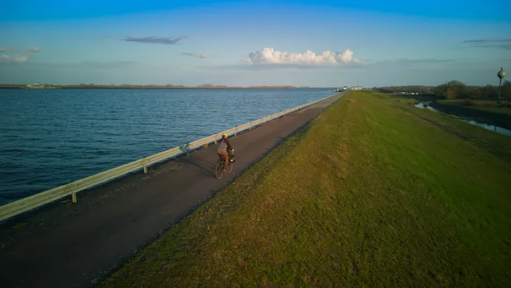 Europa ligt vol droomroutes voor de fiets, maar de reis ernaartoe is vaak het lastigste deel
