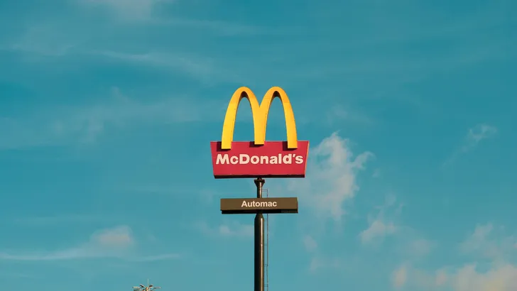 Hongerige vent vliegt 720 km om McDonald’s te eten