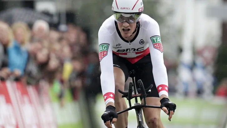 Küng klopt Bodnar en Dumoulin in kletsnatte tijdrit BinckBank Tour