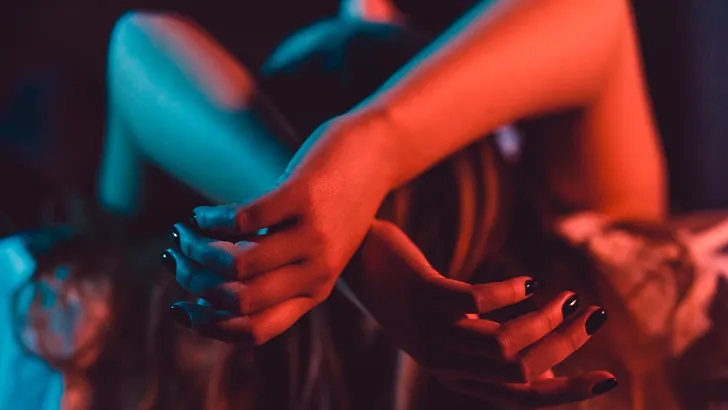 Sexy, gevaarlijk en verslavend: Waarom dark romance zo populair is