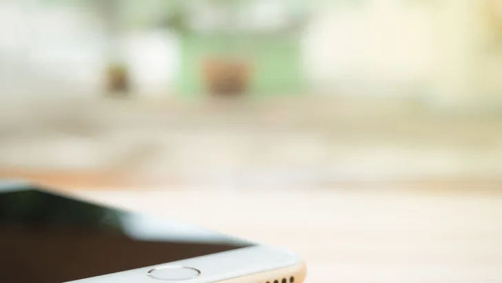 Zo gevaarlijk is het om je telefoon in bed op te laden