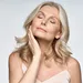 Vrouw bezig met haar skincare.