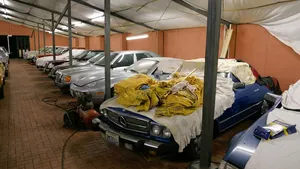 Nederlandse Rick van Stippent (Stipt) ontdekt een gigantische collectie klassieke auto's die na veertig jaar in de verkoop gaat