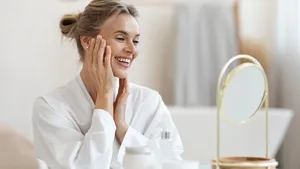 Wil je een vollere huid zonder botox? Ontdek de 8 dagelijkse gewoontes die experts aanraden voor een natuurlijke lift.