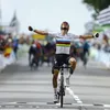 Julian Alaphilippe brengt boek uit over wonderjaar: 'Wilde de regenboogtrui te veel laten schitteren in L-B-L' 