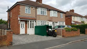 Brits bedrijf ontwikkelt massief stalen kluis als veilig alternatief voor buiten parkeren van motoren