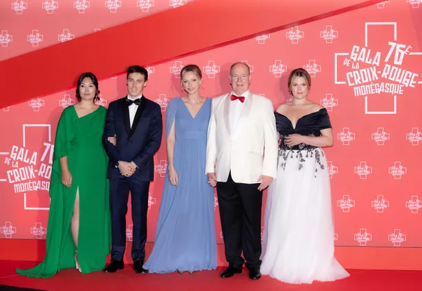 Marie Ducruet, Louis Ducruet, prinses Charlene, prins Albert en Camille Gottlieb bij het 76e Gala de la Croix-Rouge.