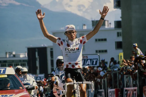 Gert-Jan Theunisse in de bollentrui met de armen in de lucht op Alpe d'Huez