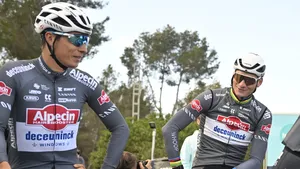 Jasper Philipsen en Mathieu van der Poel op training
