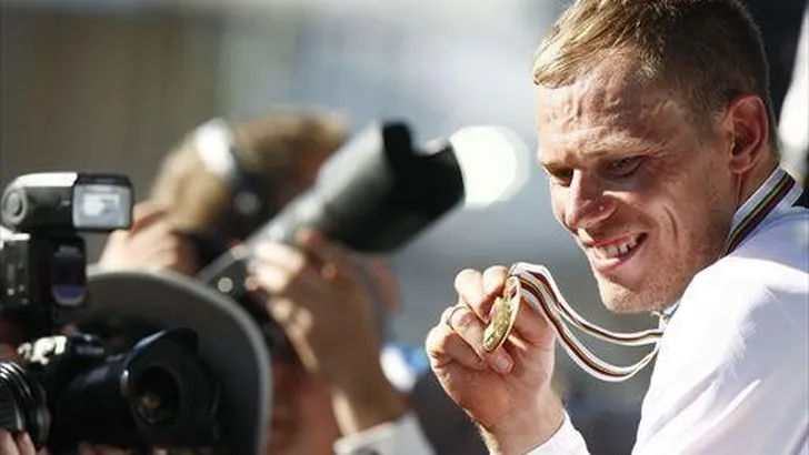 Hushovd showt zijn regenboogtrui toch nog