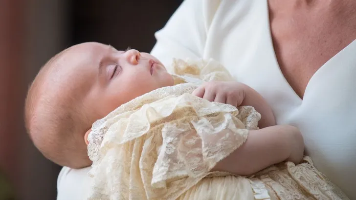 Prins Louis gedoopt, Queen nergens te bekennen