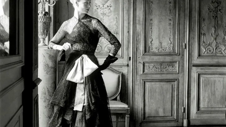 Nostalgie: Balenciaga zet vrouwen op een voetstuk 