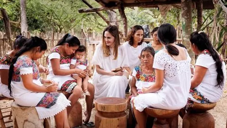 Angelina Jolie Yucatan bijen 