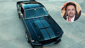 Richard Hammond keert na twintig jaar terug op het Top Gear circuit in zijn oude Mustang