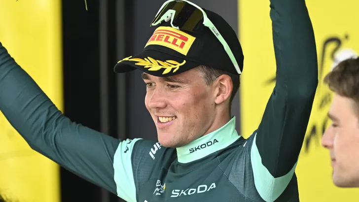Mads Pedersen op het podium in de groene trui.