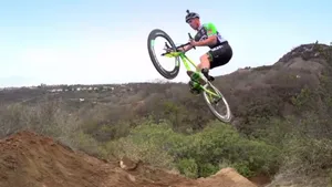 Stunts op een racefiets waren nog nooit zo spectaculair (VIDEO)