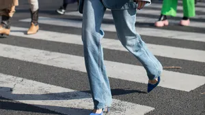Jeans langer lijken vrouw zebrapad